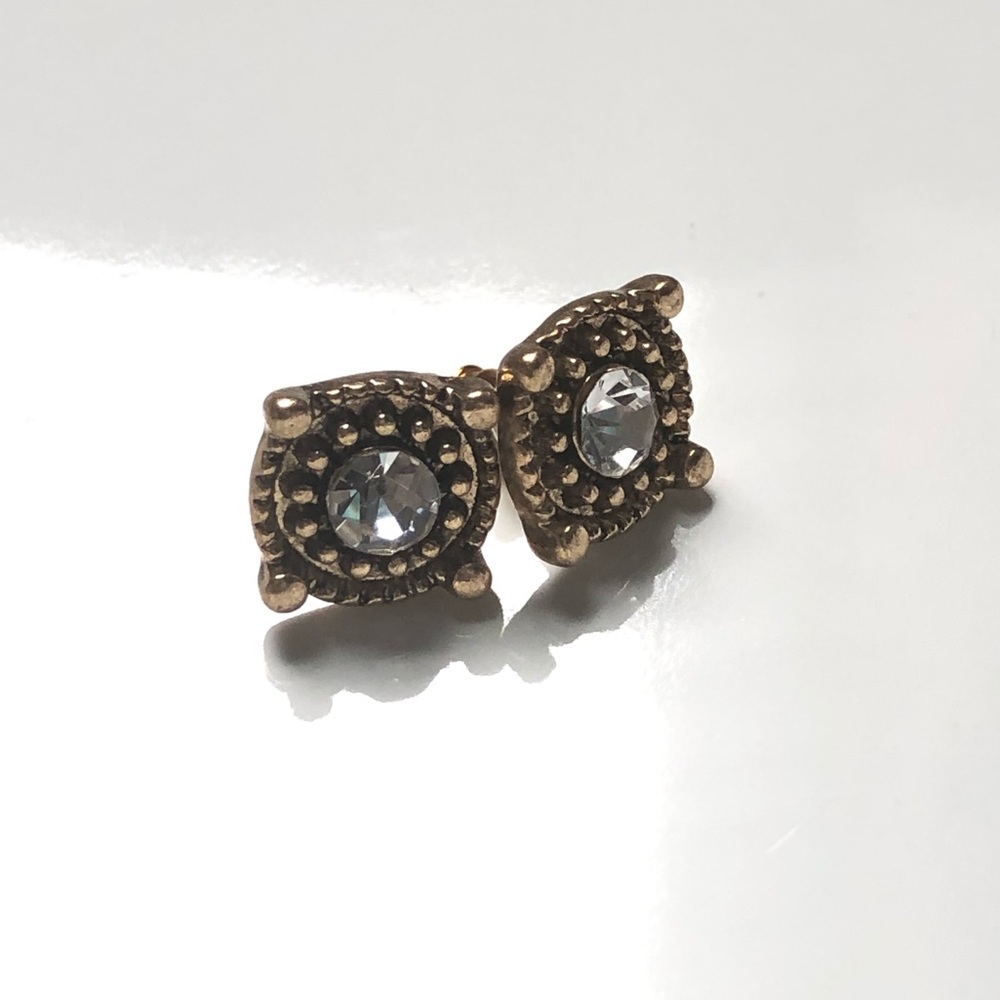 NW gold stud earrings